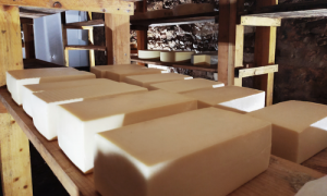 etape-production-fromage-demoulage